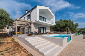 BRAND NEW Luxury Family Villa Lun, 5-stars, 4 double bedrooms, pool